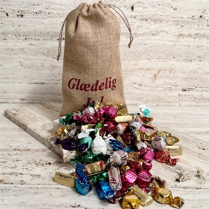 Julesæk med "Glædelig Jul" tekst og 750 gram luksus chokoladeblanding